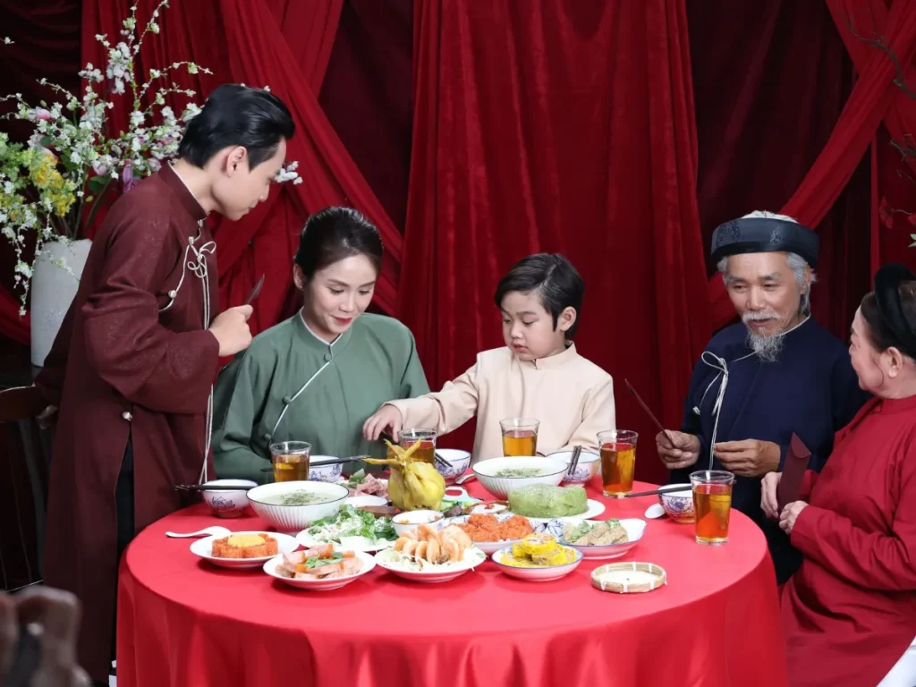 Gia đình nhiều thế hệ quây quần bên bữa cơm