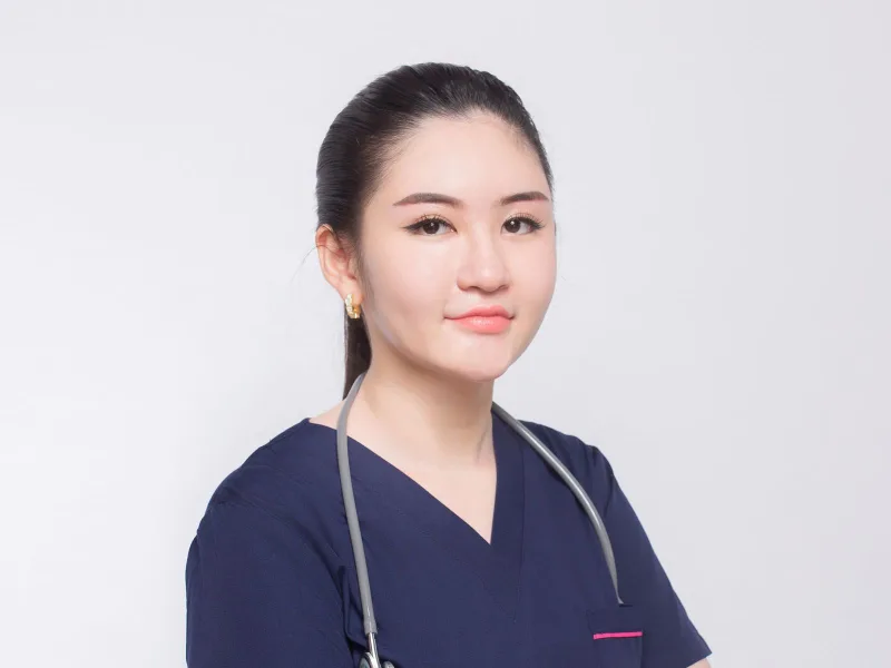 Điều dưỡng MEDI FINDER mặc đồng phục xanh navy, đeo ống nghe