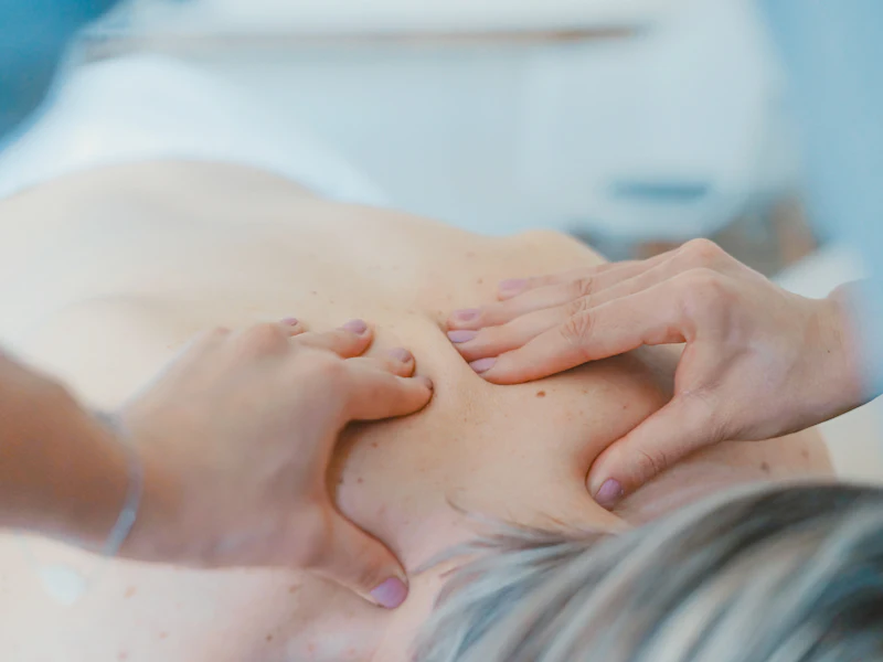 Trị liệu vùng vai lưng cho người bệnh đau cơ xương khớp